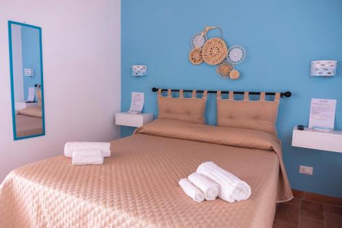 Un dormitorio con una cama con toallas. en la terrazza di Rachele, en Castellammare del Golfo