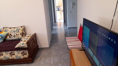 Una televisión o centro de entretenimiento en Tamesna HOUSE