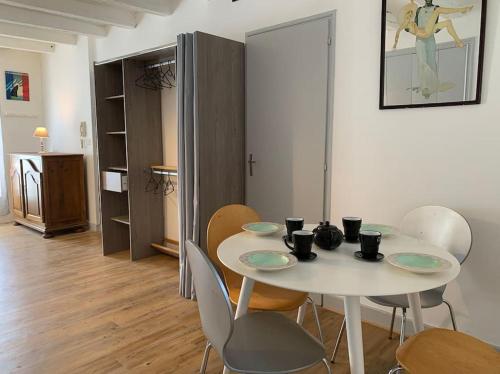 - une table et des chaises blanches dans la chambre dans l'établissement Monlogis 2 Grand Studio lumineux- Fibre, à Angoulême