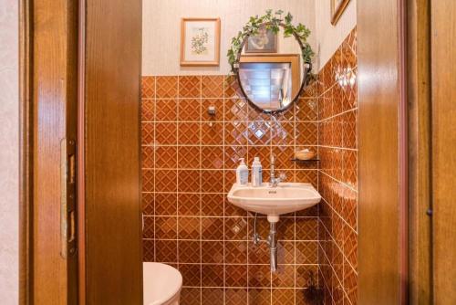 Alpenvilla Tirol Zentral في فولس: حمام مع حوض ومرآة