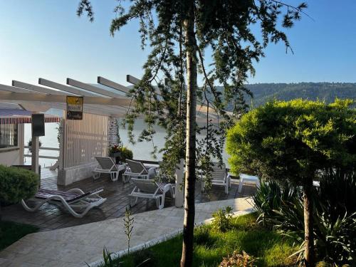 エシェルニツァにあるRiviera 990 - Resort & Restaurantのパティオ(椅子、テーブル付)から海の景色を望めます。