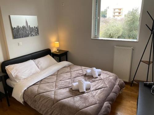 1 dormitorio con 1 cama grande y toallas. en Cozy Apartment with Scenic View, en Atenas
