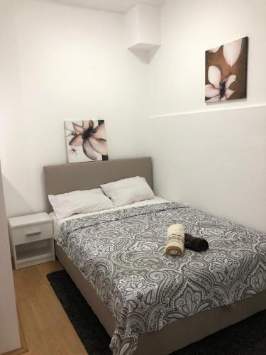 um pequeno quarto com uma cama com uma garrafa em Cozy Max Studio em Jagodina