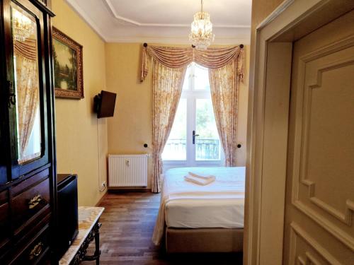 a bedroom with a bed and a window at Villa Bleichröder in Heringsdorf