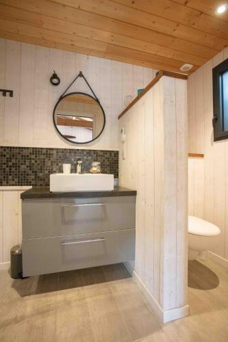 y baño con lavabo y espejo. en Ma Cabane au Ferret à proximité de l'Océan, en Lège-Cap-Ferret