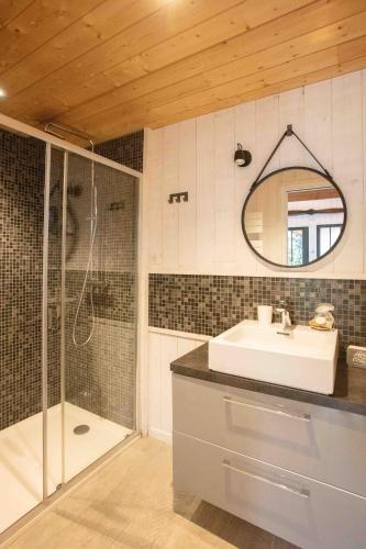 een badkamer met een wastafel en een douche bij Ma Cabane au Ferret à proximité de l'Océan in Lège-Cap-Ferret