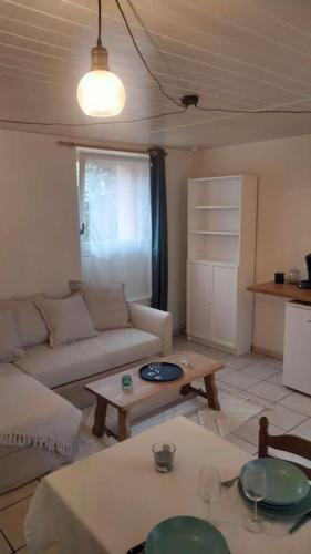 un salon avec un canapé et une table dans l'établissement Studio Rez-de-chaussée avec cour, à Mers-les-Bains