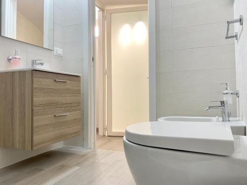 ein Badezimmer mit einem weißen WC und einem Waschbecken in der Unterkunft Casa Nonna Lucia - Puglia Mia Apartments in Monopoli