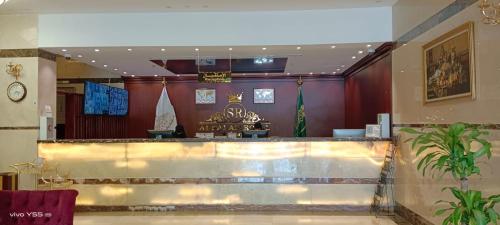 eine Lobby mit einer Bar in einem Gebäude in der Unterkunft فندق بلفيو بارك رويال Bellevue Park Royal Hotel in Ta'if