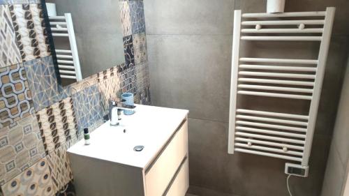 une salle de bain avec un lavabo blanc et un miroir dans l'établissement Duplex balcon centre mer 408, à Nice