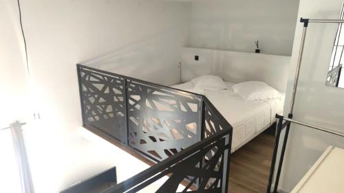 une petite chambre avec un lit et un escalier dans l'établissement Duplex balcon centre mer 408, à Nice