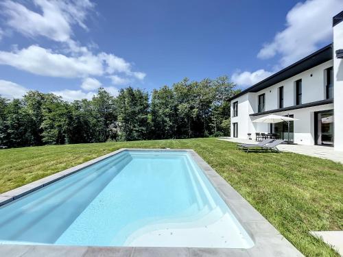 a swimming pool in the backyard of a house at Villa moderne Jaizkibel in Hondarribia