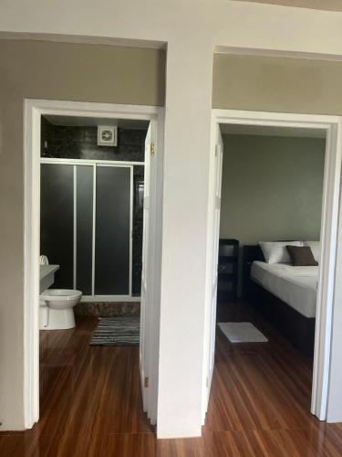1 dormitorio con 1 cama y baño con aseo en Apartment Rental en Paix Bouche