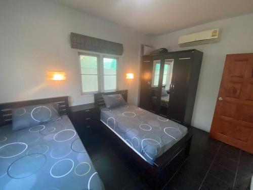 ein Schlafzimmer mit einem Bett und einer Tür in der Unterkunft Loma-asunto Hua Hin Soi 94 Baan Finland apartment 28 in Hua Hin