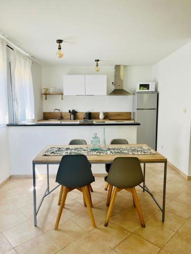 Il dispose d'une cuisine et d'une table à manger avec 2 chaises. dans l'établissement Villa Acula Marina, à Lucciana