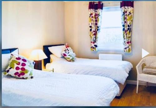 En eller flere senger på et rom på 3 Bedroom harbourside apartment, Queensferry, 10 miles from Edinburgh