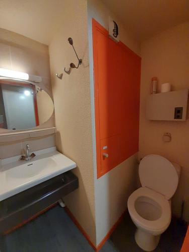 La petite salle de bains est pourvue de toilettes et d'un lavabo. dans l'établissement Le Buron Studio n1413 centre de Station Super Besse, à Super-Besse