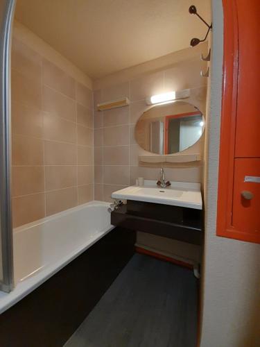 a bathroom with a sink and a bath tub at Le Buron Studio n1413 centre de Station Super Besse in Super Besse