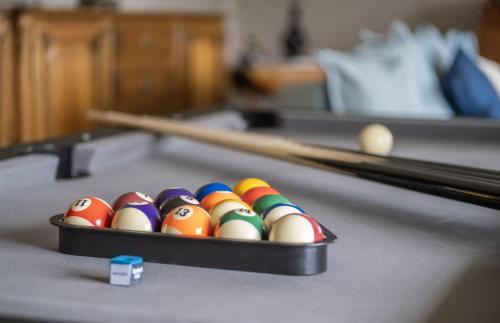 a group of billiard balls in a tray on a pool table at Centre ville - l'Ere du temps - Route des vins in Marlenheim