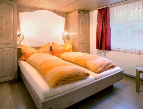 サース・アルマゲルにあるHaus Faderhornのベッド(枕付)が備わる客室です。