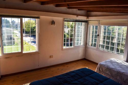 una habitación vacía con ventanas y una cama en ella en Alojamiento moderno cerca del Mar, Mar del Plata en Mar del Plata