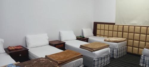 a room with three couches and a table at فندق الفخامة أوركيد 1 للغرف والشقق المفروشة in Makkah