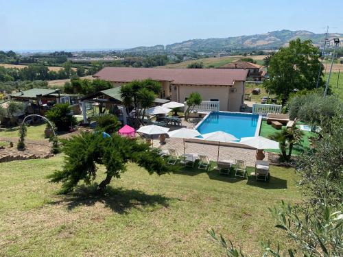 een luchtzicht op een resort met een zwembad bij Residence IL Villaggio del Re in Corropoli