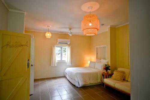 - une chambre avec un lit et une fenêtre dans l'établissement Rumah Biru, à Flying Fish Cove