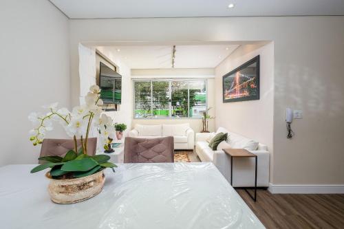 uma sala de estar com uma mesa e um sofá em SDF - Apartamentos lindos em Floripa-SC em Florianópolis