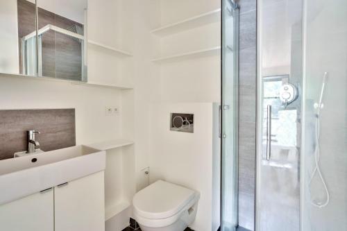 une salle de bain blanche avec toilettes et douche dans l'établissement Studio - Appartement Quartier Montparnasse 2 Free Netflix, à Paris