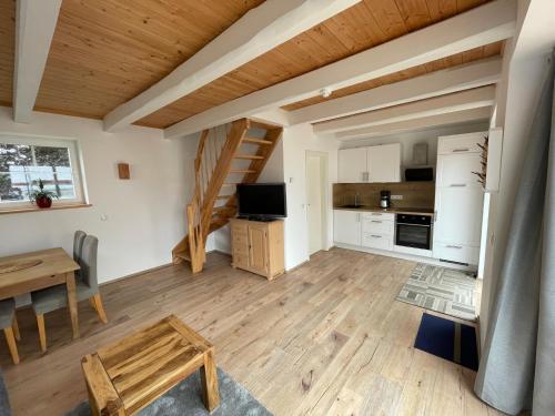 een keuken en eetkamer met een houten tafel bij Ferienhaus Waldweg in Wienhausen