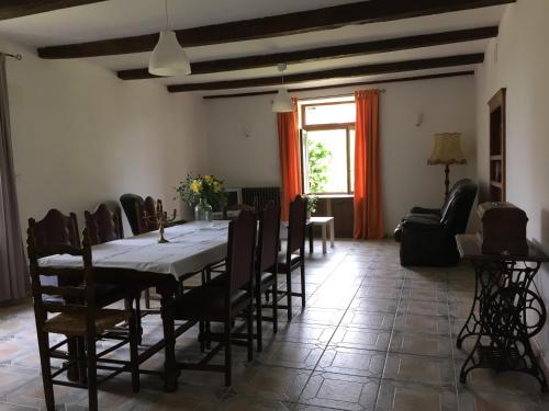 une salle à manger avec une table et des chaises et une fenêtre dans l'établissement Maison du Bûcheron, à Melay