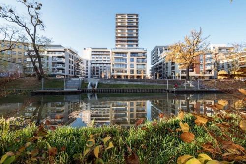 a view of a city with buildings and a body of water at Apartimento Angel River 7 in Wrocław