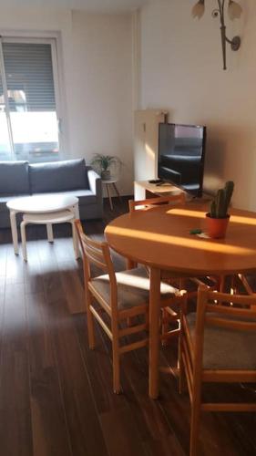 uma sala de estar com uma mesa e um sofá em Magnifique appartement em Estrasburgo