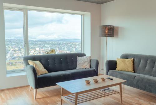 sala de estar con sofá y mesa de centro en Breathtaking Views - New - 220m2 - 5 BR - Walks, en Tórshavn