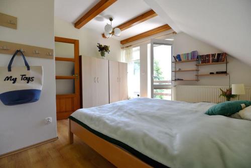 um quarto com uma cama grande num quarto em Dom wśród Modrzewi em Uście Gorlickie