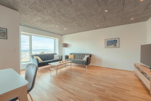 Sala de estar con 2 sofás y mesa en Breathtaking Views - New - 220m2 - 5 BR - Walks, en Tórshavn