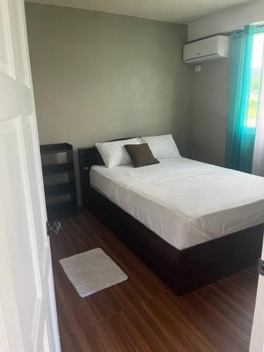 Una cama o camas en una habitación de MJay's Place