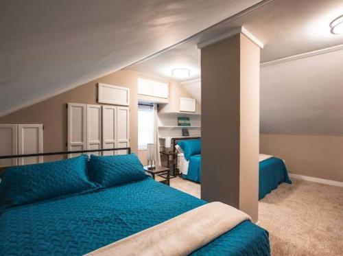 una camera con letto blu di Wine Valley Bungalow ad Ashtabula