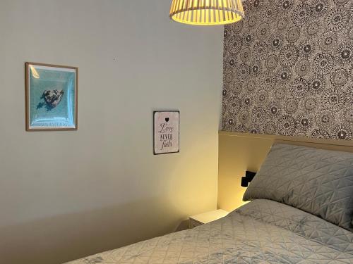 1 dormitorio con 1 cama y una foto en la pared en Charming 3 bedroom apartment, en Akureyri