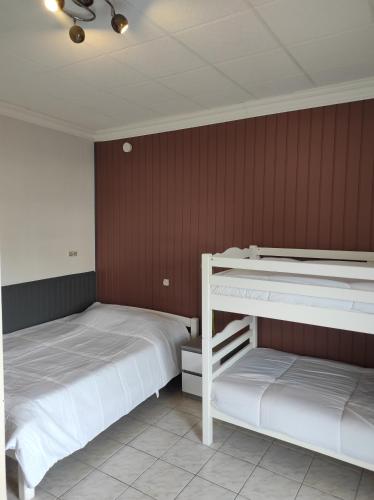 - 2 lits superposés dans un dortoir aux murs rouges dans l'établissement APPART GRAU D'AGDE 50M PLAGE ET COMMERCES, au Grau-dʼAgde