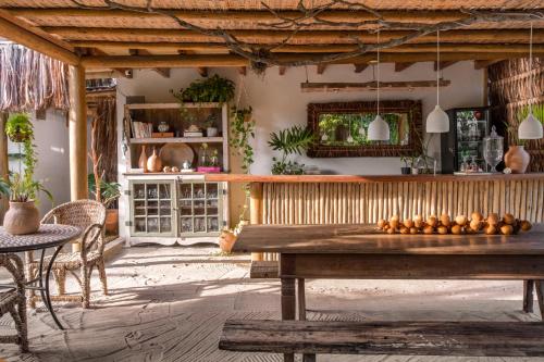 een keuken met een houten tafel in een kamer bij Casa das Conchas Caraiva in Caraíva
