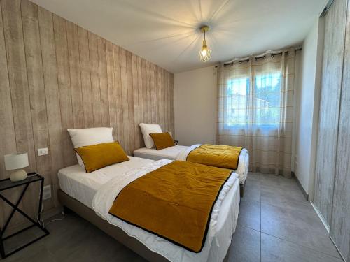 Säng eller sängar i ett rum på Villa Sarlat ,piscine/jacuzzi