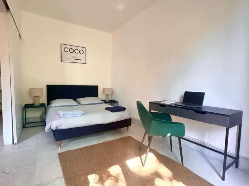 Schlafzimmer mit einem Bett und einem Schreibtisch mit einem Laptop in der Unterkunft GUSTAVE - Charming Eiffel Tower Appartement - in Paris