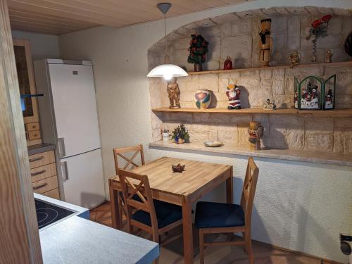cocina con mesa y sillas en Ferienhaus 3 Eulen en Kurort Altenberg