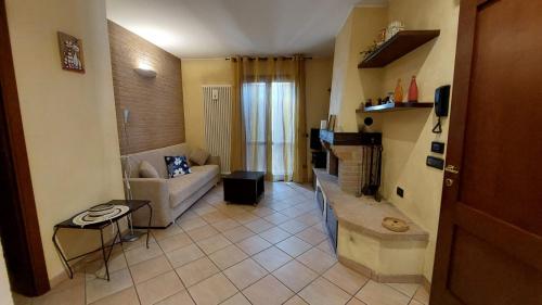 een woonkamer met een bank en een tafel bij Casa vacanze Andrea in Cattolica
