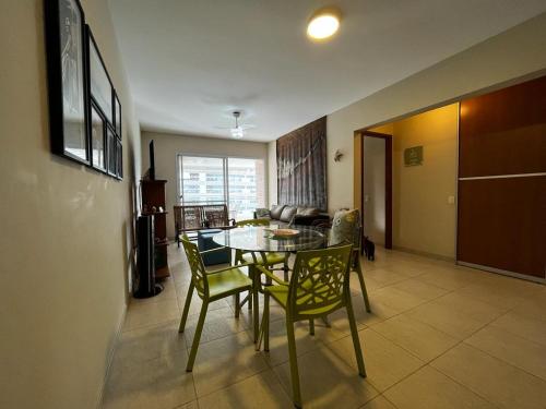 a dining room table and chairs in a living room at Lindo ap dentro da riviera mód 8 pertinho da praia área de lazer completa in Riviera de São Lourenço