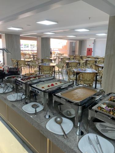 a buffet line with many plates of food at SPAZZIO DI ROMA INCLUSO ACQUA PARK SPLASH in Caldas Novas