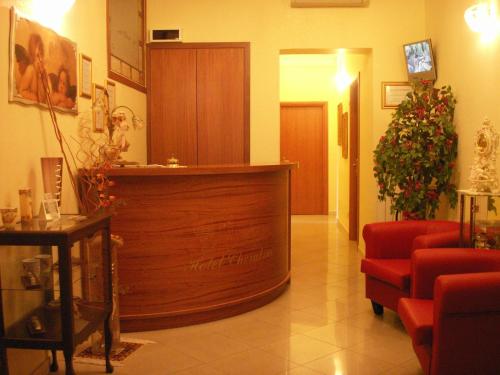 ein Büro mit einem Podium aus Holz in einem Zimmer in der Unterkunft Hotel Cherubini in Rom