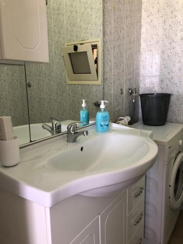 un lavandino in bagno con dispenser di sapone blu di Montefusco a Crotone